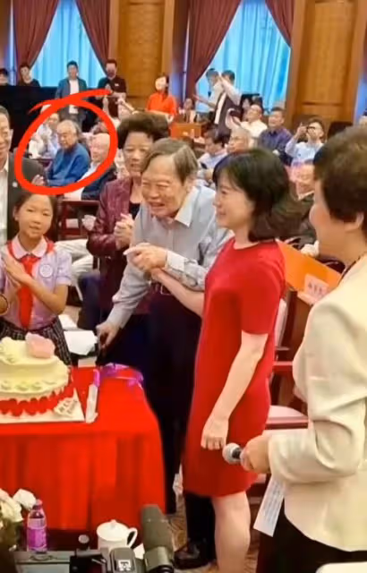 楊振寧翁帆慶「瓷婚」，小27歲岳母到場慶祝，家中簡樸掛范曾名畫
