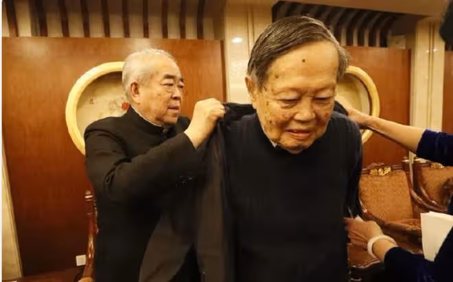 楊振寧翁帆慶「瓷婚」，小27歲岳母到場慶祝，家中簡樸掛范曾名畫