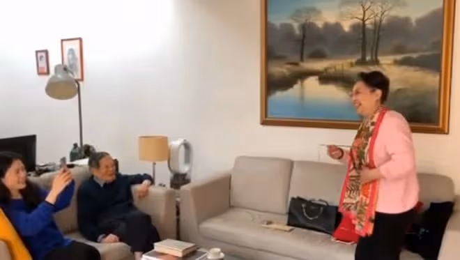 楊振寧翁帆慶「瓷婚」，小27歲岳母到場慶祝，家中簡樸掛范曾名畫