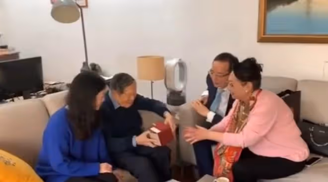 楊振寧翁帆慶「瓷婚」，小27歲岳母到場慶祝，家中簡樸掛范曾名畫
