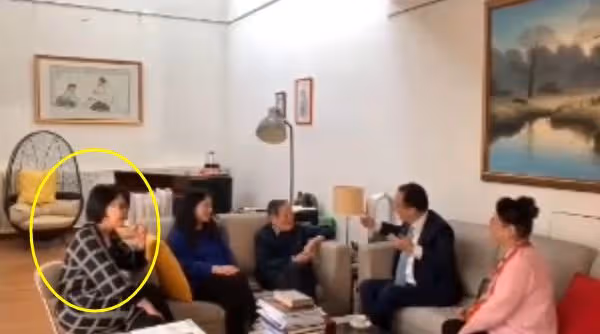 楊振寧翁帆慶「瓷婚」，小27歲岳母到場慶祝，家中簡樸掛范曾名畫