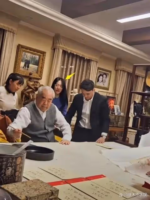 楊振寧翁帆慶「瓷婚」，小27歲岳母到場慶祝，家中簡樸掛范曾名畫