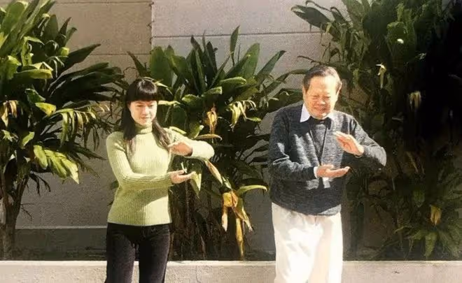 楊振寧翁帆慶「瓷婚」，小27歲岳母到場慶祝，家中簡樸掛范曾名畫