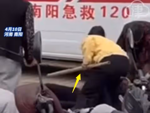 壞人變老了！大爺毆打賣氣球母女，壓小女孩身上，掀女孩衣服！