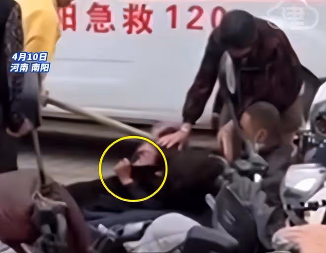 壞人變老了！大爺毆打賣氣球母女，壓小女孩身上，掀女孩衣服！