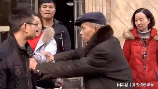 堂姐跟父親要一塊地蓋牛棚，父親踩到她家2棵苗，堂姐夫要100元