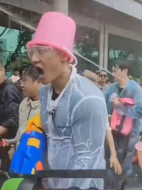 黃子韜潑水節慘遭「水攻」,狼狽認輸引歡笑:明星也有接地氣時!