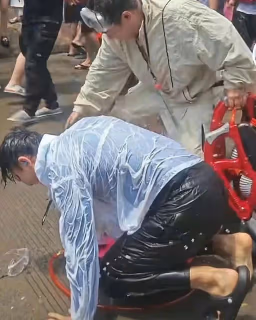 黃子韜潑水節慘遭「水攻」,狼狽認輸引歡笑:明星也有接地氣時!