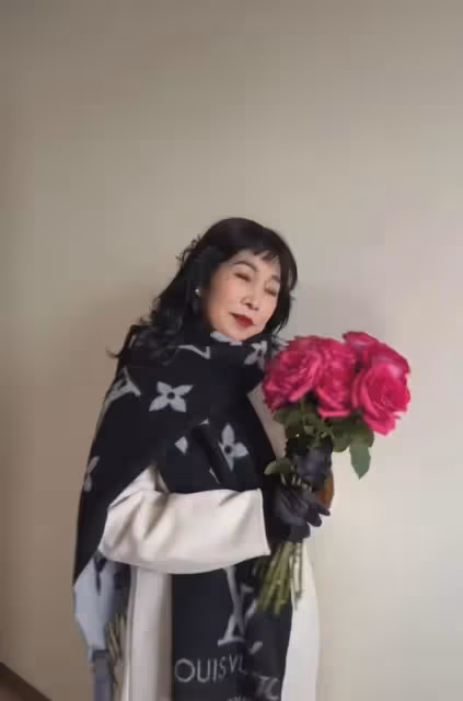 57歲婆婆生日，兒媳送一束花並幫婆婆打扮，網友：妥妥的財閥貴婦