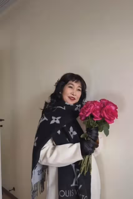 57歲婆婆生日，兒媳送一束花並幫婆婆打扮，網友：妥妥的財閥貴婦