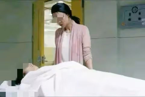 我媽去世後,我和我弟成了仇人,我是親戚眼中的罪人,他成了孝子