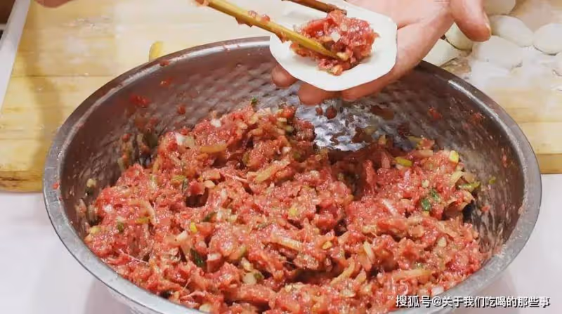調餃子餡時,牢記「加1水,放1油」,肉餡鮮嫩多汁,調啥餡都賊香