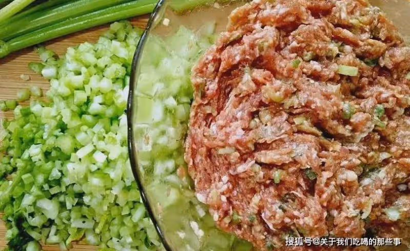 調餃子餡時,牢記「加1水,放1油」,肉餡鮮嫩多汁,調啥餡都賊香