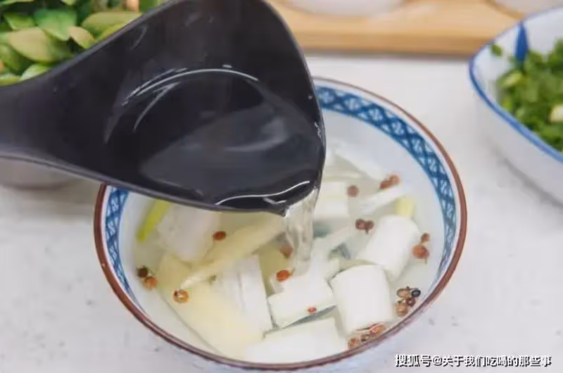 調餃子餡時,牢記「加1水,放1油」,肉餡鮮嫩多汁,調啥餡都賊香
