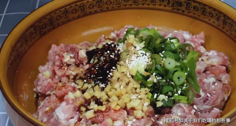 調餃子餡時,牢記「加1水,放1油」,肉餡鮮嫩多汁,調啥餡都賊香