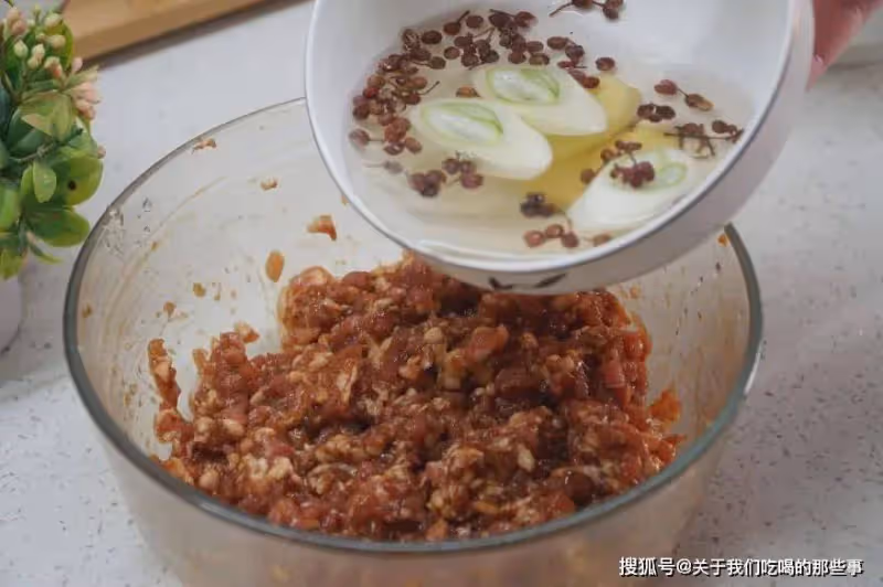 調餃子餡時,牢記「加1水,放1油」,肉餡鮮嫩多汁,調啥餡都賊香
