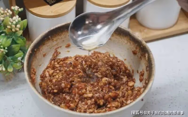 調餃子餡時,牢記「加1水,放1油」,肉餡鮮嫩多汁,調啥餡都賊香