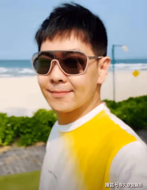 林志穎打卡越南轉轉船,左手臂還有車禍疤痕,雙胞胎兒子又高又瘦