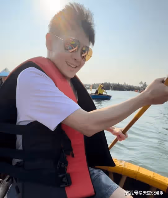林志穎打卡越南轉轉船,左手臂還有車禍疤痕,雙胞胎兒子又高又瘦