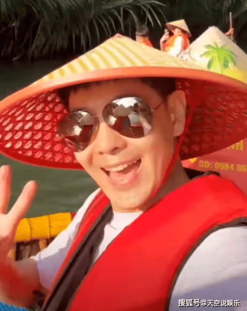 林志穎打卡越南轉轉船,左手臂還有車禍疤痕,雙胞胎兒子又高又瘦