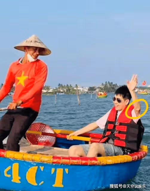 林志穎打卡越南轉轉船,左手臂還有車禍疤痕,雙胞胎兒子又高又瘦