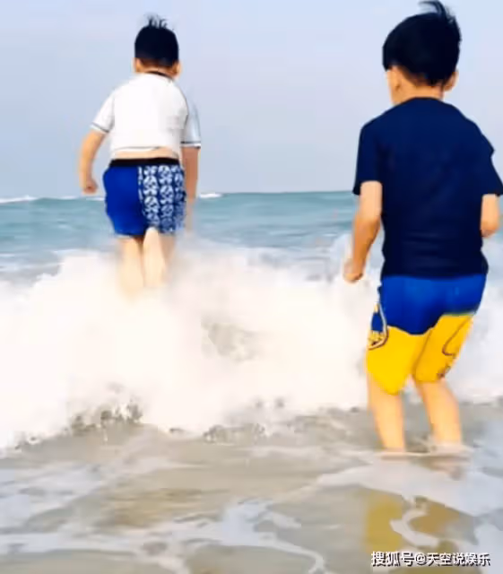 林志穎打卡越南轉轉船,左手臂還有車禍疤痕,雙胞胎兒子又高又瘦