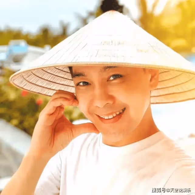 林志穎打卡越南轉轉船,左手臂還有車禍疤痕,雙胞胎兒子又高又瘦