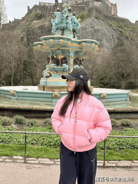 李湘抵達蘇格蘭,王岳倫陪女兒看風景,王詩齡穿1萬元粉衣顯土氣