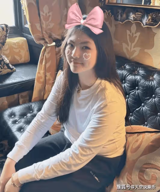 李湘抵達蘇格蘭,王岳倫陪女兒看風景,王詩齡穿1萬元粉衣顯土氣