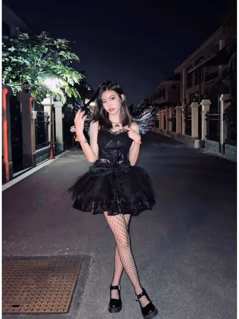 黑絲漁網襪釋放致命誘惑，高跟鞋搖曳間撩人心弦！