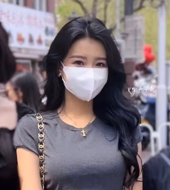 孫怡和滕光正沒分手？天津被偶遇臉部腫脹，小腹微隆胖一圈！