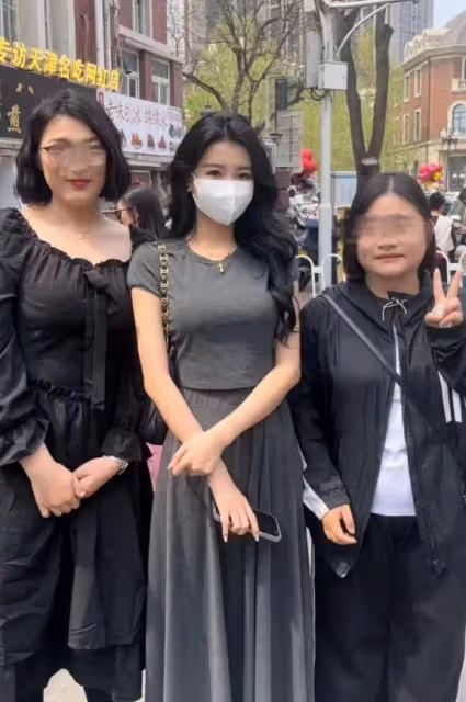 孫怡和滕光正沒分手？天津被偶遇臉部腫脹，小腹微隆胖一圈！