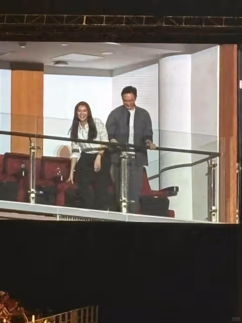 不分場合秀恩愛？張智霖袁詠儀演唱會接吻引熱議，網友直呼太尷尬