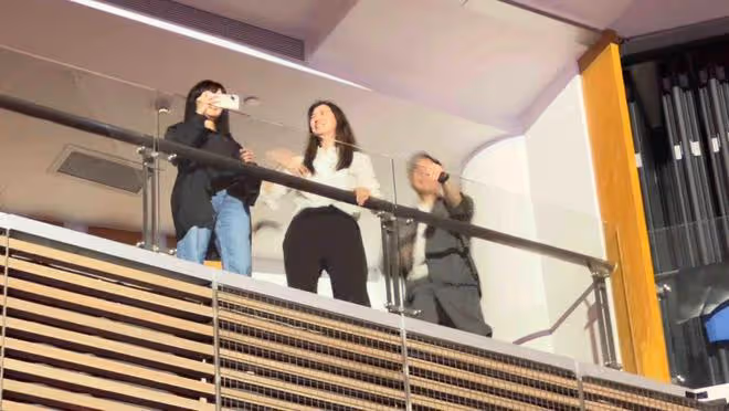 不分場合秀恩愛？張智霖袁詠儀演唱會接吻引熱議，網友直呼太尷尬