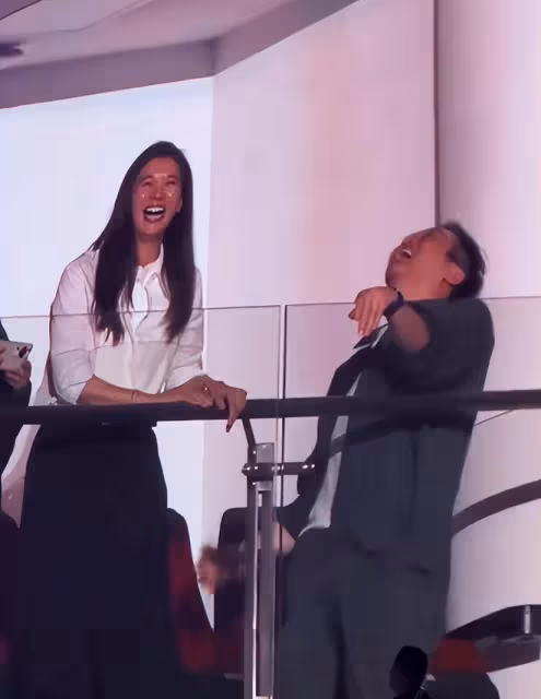 不分場合秀恩愛？張智霖袁詠儀演唱會接吻引熱議，網友直呼太尷尬
