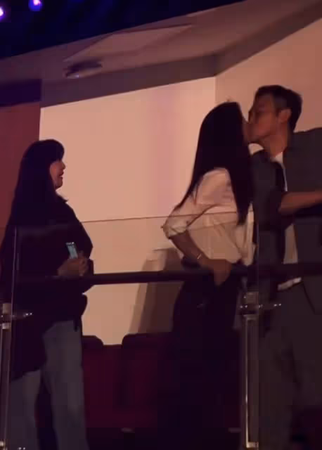 不分場合秀恩愛？張智霖袁詠儀演唱會接吻引熱議，網友直呼太尷尬
