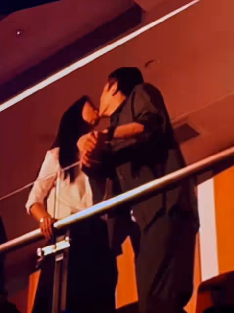 不分場合秀恩愛？張智霖袁詠儀演唱會接吻引熱議，網友直呼太尷尬