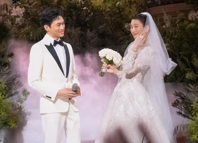 不分場合秀恩愛？張智霖袁詠儀演唱會接吻引熱議，網友直呼太尷尬