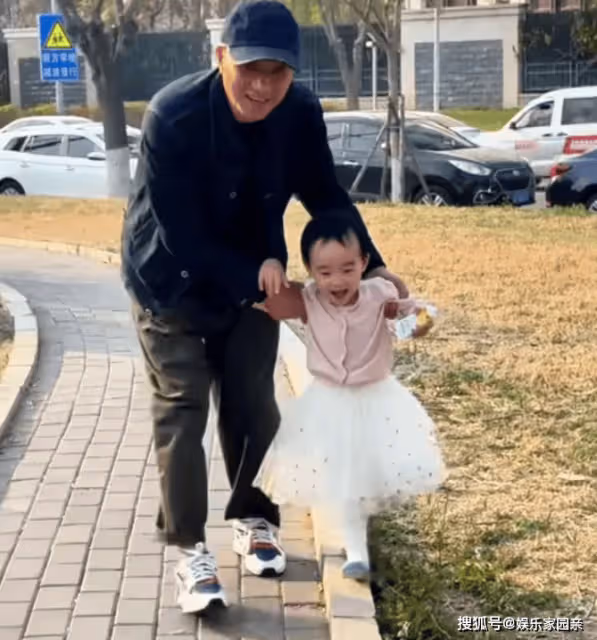 李亞鵬岳父幫忙帶娃，海哈金喜爸爸外形時尚，比小7歲女婿顯年輕