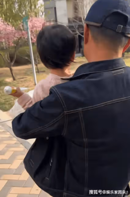 李亞鵬岳父幫忙帶娃，海哈金喜爸爸外形時尚，比小7歲女婿顯年輕