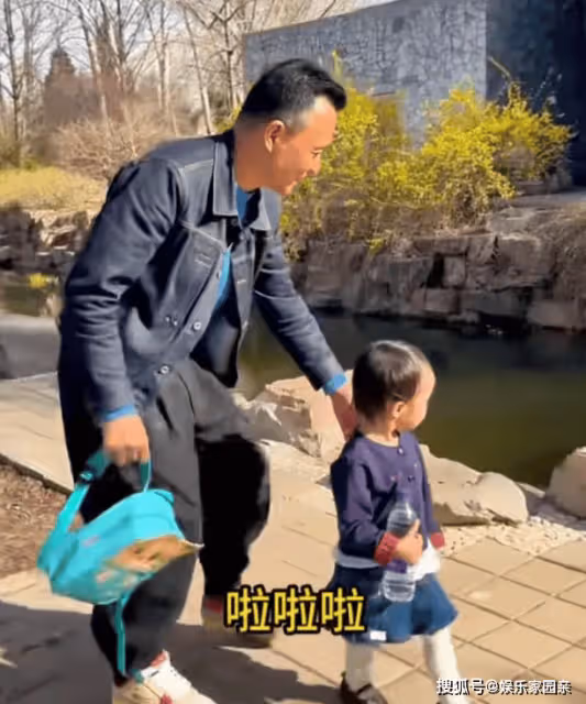 李亞鵬岳父幫忙帶娃，海哈金喜爸爸外形時尚，比小7歲女婿顯年輕