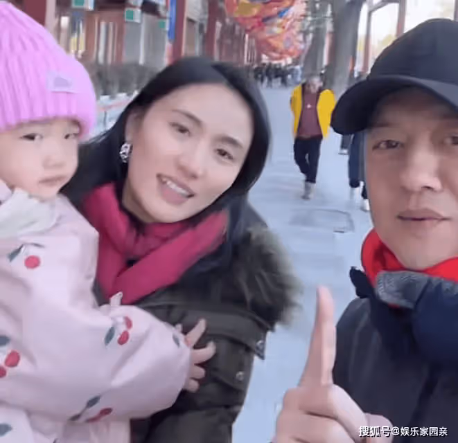 李亞鵬岳父幫忙帶娃，海哈金喜爸爸外形時尚，比小7歲女婿顯年輕