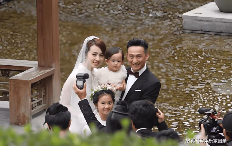 曝黃磊一家在飛機上態度傲嬌，女兒多多言語衝撞遭美女富婆回懟！