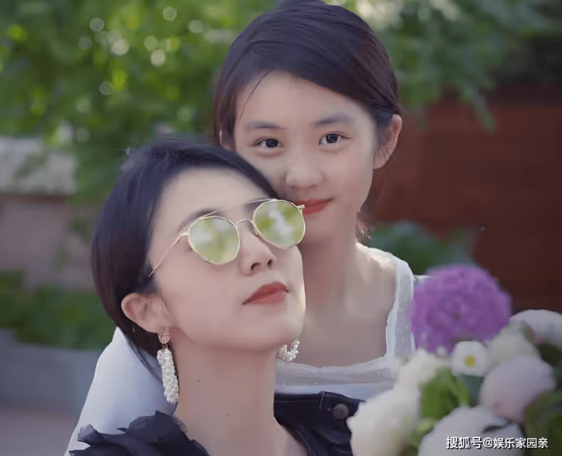 曝黃磊一家在飛機上態度傲嬌，女兒多多言語衝撞遭美女富婆回懟！
