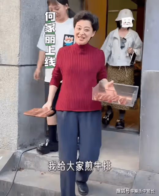 梅婷在劇組做飯,為同事煎牛排毫無前輩架子,新戲剪短髮盡顯老態