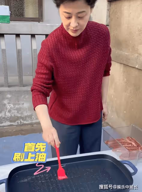 梅婷在劇組做飯,為同事煎牛排毫無前輩架子,新戲剪短髮盡顯老態