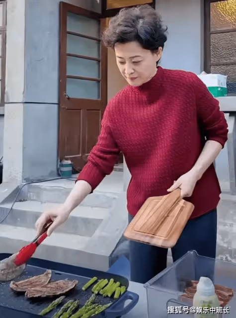 梅婷在劇組做飯,為同事煎牛排毫無前輩架子,新戲剪短髮盡顯老態