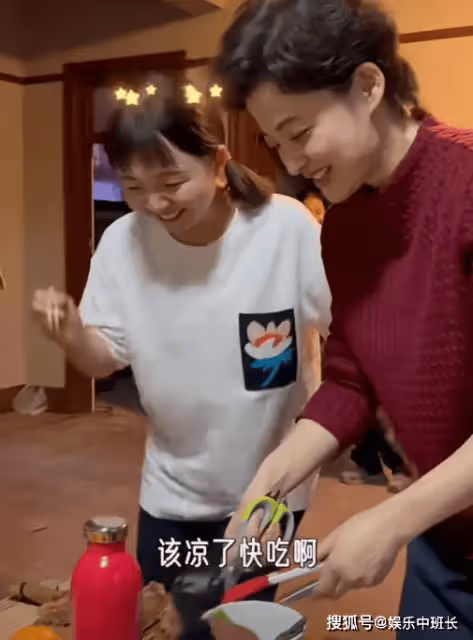 梅婷在劇組做飯,為同事煎牛排毫無前輩架子,新戲剪短髮盡顯老態