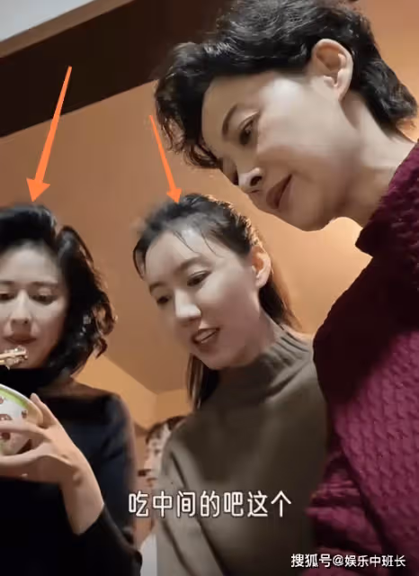 梅婷在劇組做飯,為同事煎牛排毫無前輩架子,新戲剪短髮盡顯老態