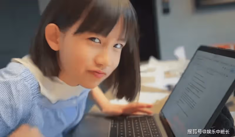 孫莉曬三個孩子:18歲黃多多彈鋼琴側顏好美,小兒子似翻版黃磊